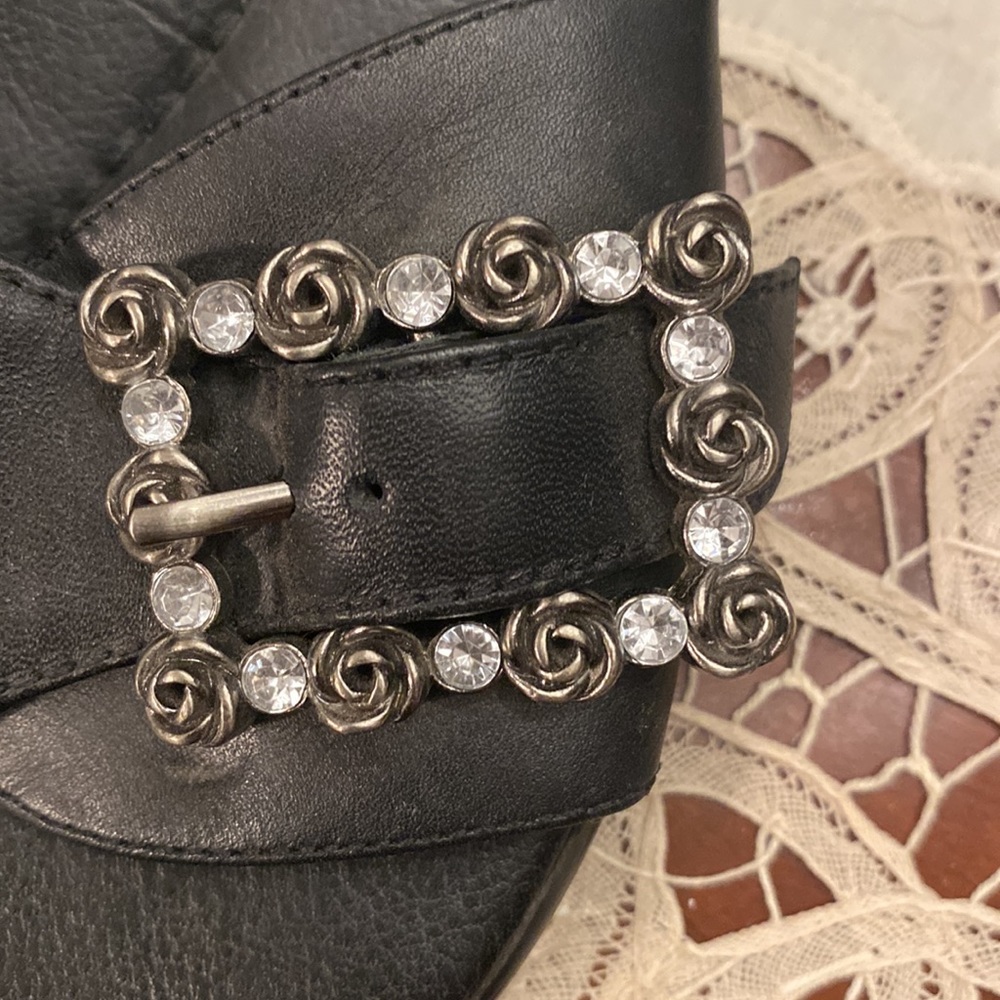 Black slip on sandals with a small hill - Picture 2 of 3